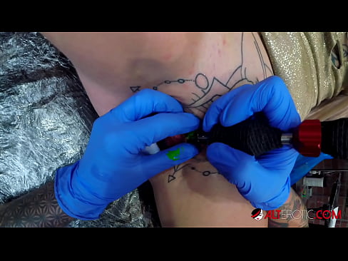 ❤️ Extrem tattooed Hottie Sully Savage krut en Tattoo op hirem Klitoris ☑ Porno bei eis ❌